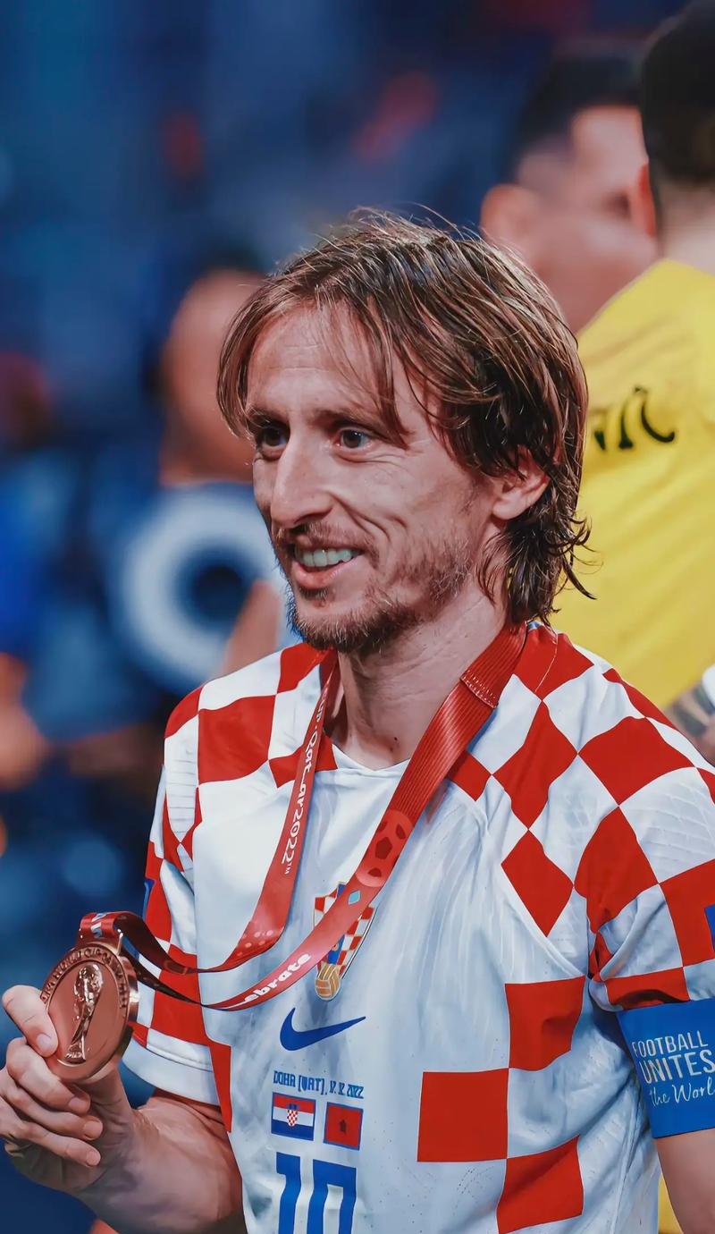 一夜四条重磅消息！2换1交易落地，保罗谈詹姆斯与巴特勒互换东家火热发酵